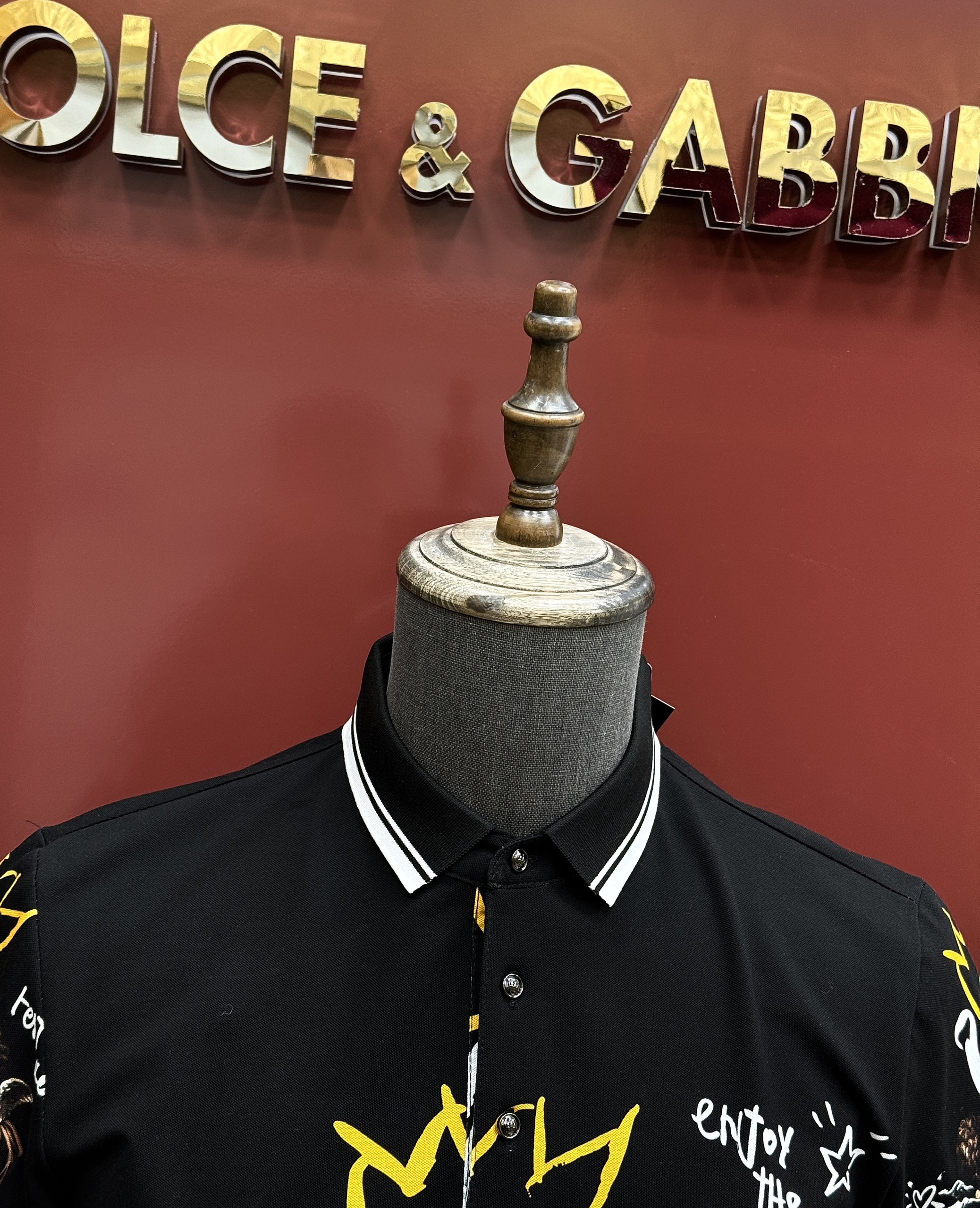 Áo polo Dolce Gabbana DG Đen họa tiết logo chữ thiên thần kẻ viền Trắng Like Auth 1-1 on web CD MK